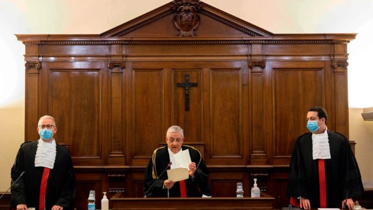 Cựu giám đốc ngân hàng Vatican bị kết án gần 9 năm tù về tội rửa tiền và tham ô