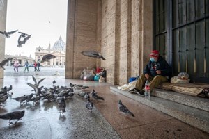 ĐTC cầu nguyện cho một người vô gia cư chết vì lạnh gần Vatican