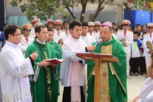 GP.Hưng Hóa - Thánh lễ tạ ơn hoàn thành việc trùng tu nhà thờ và khánh thành tháp chuông tại giáo họ Phượng Bãi - giáo xứ Tình Lam