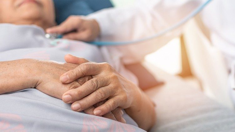 Bệnh nhân Ba Lan bị bệnh viện Anh rút các ống hỗ trợ sự sống đã qua đời