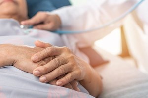 Bệnh nhân Ba Lan bị bệnh viện Anh rút các ống hỗ trợ sự sống đã qua đời