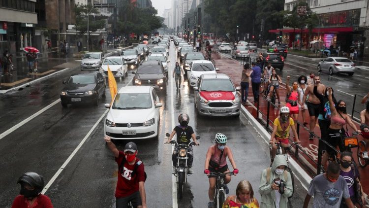 379 lãnh đạo tôn giáo yêu cầu luận tội tổng thống Brazil