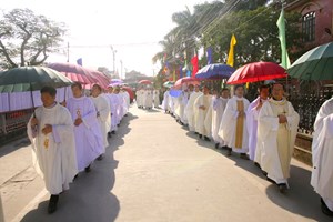 GP.Bùi Chu - Trung Lao: Lễ chính tiệc tuần chầu & mừng lễ Mẹ Thiên Chúa