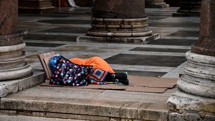 Đại sứ quán Đài Loan cạnh Toà Thánh tặng 300 túi ngủ cho Caritas Ý