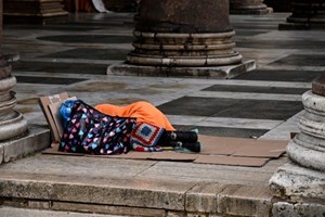 Đại sứ quán Đài Loan cạnh Toà Thánh tặng 300 túi ngủ cho Caritas Ý