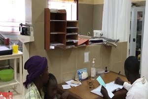 Một người vô gia cư vẽ tranh tem Vatican phát hành dịp Giáng sinh