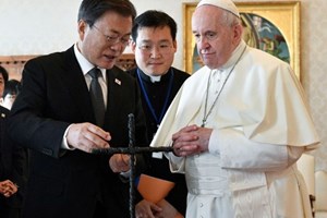 Tổng thống Hàn Quốc tặng ĐTC Thánh giá làm từ dây kẽm gai ở biên giới với Triều Tiên