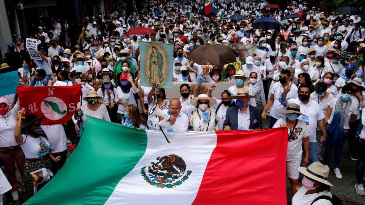 Một triệu người Mexico tuần hành vì phụ nữ và sự sống