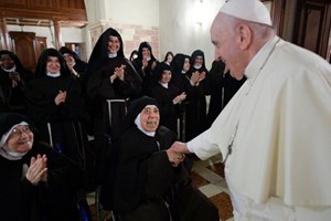 ĐTC bất ngờ thăm đan viện thánh Clara ở Assisi