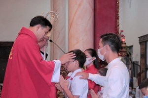 GP.Vinh - Giáo xứ Trung Hậu: 185 em lãnh nhận Bí tích Thêm Sức