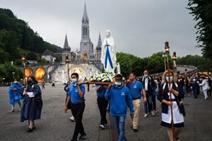 Bộ trưởng nội vụ Pháp lên án những lời đe doạ chống tín hữu Công giáo trong một cuộc rước kiệu Đức Mẹ
