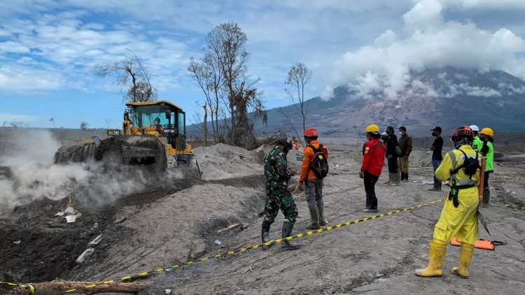 ĐTC cầu nguyện cho các nạn nhân thiệt mạng do núi lửa ở Indonesia