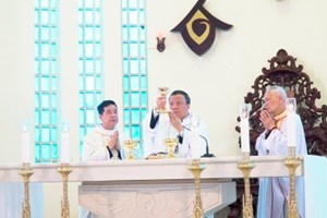 GP.Hưng Hóa - Đức cha Phêrô Nguyễn Văn Viên dâng Thánh lễ Tân Niên - cầu bình an cho năm mới tại Nhà thờ Chính tòa Sơn Lộc