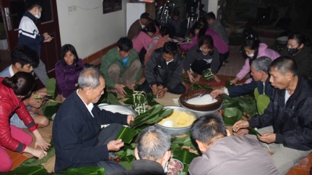 GP.Hưng Hóa - Giáo xứ Thuấn Nội gói bánh chưng và làm bác ái dịp Tết Tân Sửu 2021