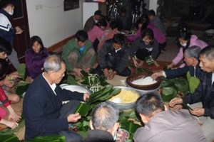 GP.Hưng Hóa - Giáo xứ Thuấn Nội gói bánh chưng và làm bác ái dịp Tết Tân Sửu 2021