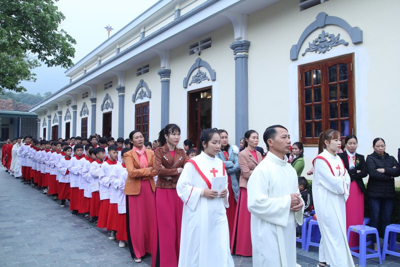 GP.Thanh Hóa - Giáo xứ Tiên Thôn: Hồng ân 28 em lãnh nhận Bí tích Thêm Sức trong thánh lễ bế mạc tuần Chầu
