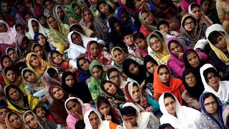 Các lãnh đạo Hồi giáo Pakistan bảo vệ nữ y tá Ki-tô hữu bị cáo buộc tội phạm thượng
