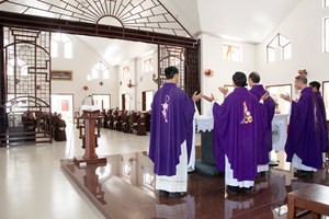 GP.Xuân Lộc - Đức Cha Gioan thăm Đan Viện Cát Minh- Xuân Lộc và dâng Thánh lễ Giỗ cầu nguyện cho Đức Cố Tổng Phaolô