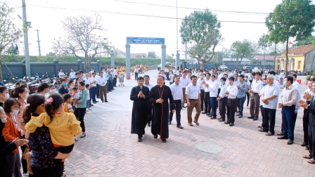 GP.Hưng Hóa - Đức cha Phêrô Nguyễn Văn Viên ban Bí tích Thêm Sức tại giáo xứ Bãi Dòng
