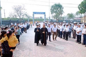 GP.Hưng Hóa - Đức cha Phêrô Nguyễn Văn Viên ban Bí tích Thêm Sức tại giáo xứ Bãi Dòng