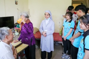 GP.Hưng Hóa - Giới trẻ giáo xứ Phú Cát thăm viếng Trại Phong Xuân Mai