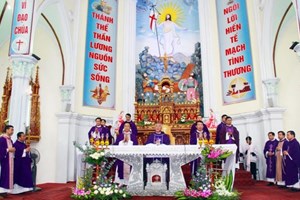 GP.Vinh - Đức Giám mục Anphong dâng Thánh lễ trong Tuần chầu của giáo xứ Vạn Phần
