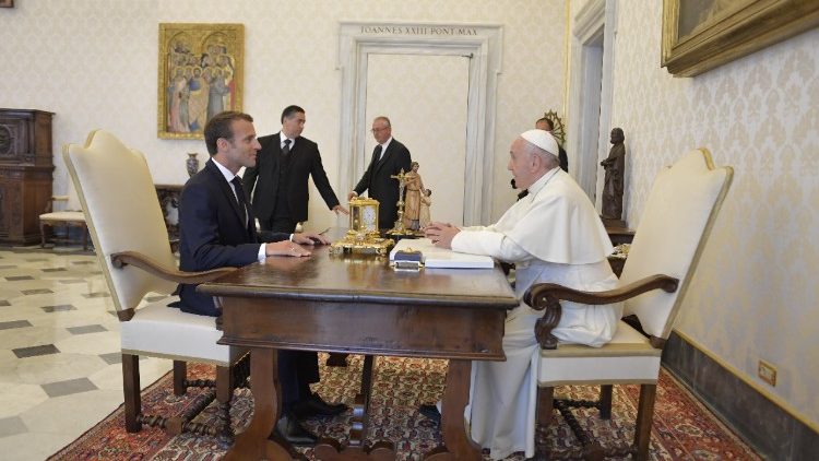 ĐTC Phanxicô điện đàm với tổng thống Emmanuel Macron