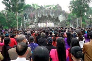 GP.Hưng Hóa - Hội Legio Mariae và giáo xứ Phú Cát hành hương Năm Thánh Giáo phận tại nhà thờ Chính Tòa Sơn Lộc