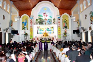 GP.Vinh - Thánh lễ cao điểm Tuần chầu tại giáo xứ Vĩnh Yên