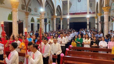 GP.Hưng Hóa - Giáo xứ Lương Sơn: Thánh lễ kính Lòng Chúa Thương Xót và ban các Bí tích Khai Tâm Kitô giáo
