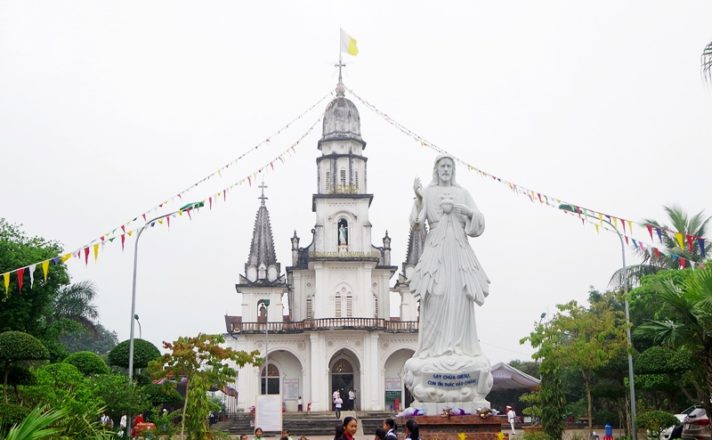 GP.Vinh - Thánh lễ cao điểm Tuần chầu đền tạ tại giáo xứ Xuân Kiều