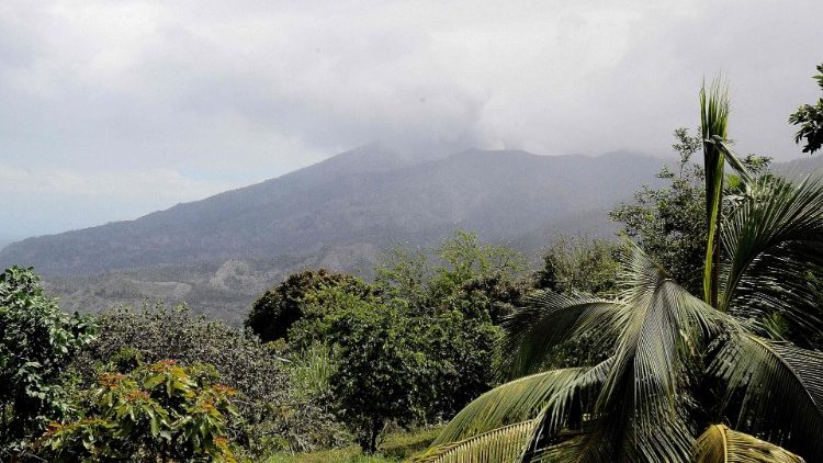 ĐTC cầu nguyện cho những người di tản vì núi lửa La Soufrière phun trào