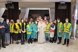 ĐTC chào những người nghèo được tiêm vắc-xin tại Vatican