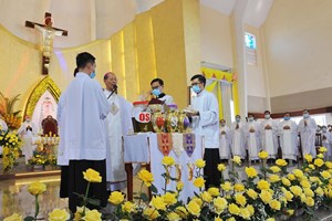 GP.Xuân Lộc - Thánh Lễ Truyền Dầu tại Nhà thờ Chính Tòa Xuân Lộc