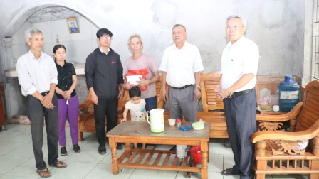 GP.Hưng Hóa - Giáo xứ Trại Sơn tặng quà Phục Sinh cho những người có hoàn cảnh khó khăn