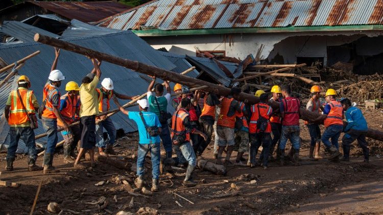 Caritas Indonesia tham gia cứu hộ các nạn nhân của thiên tai lốc xoáy