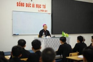 GP.Hưng Hóa - Đức cha Phêrô - Giám quản Tông tòa Giáo phận viếng thăm Đại Chủng Viện Huế