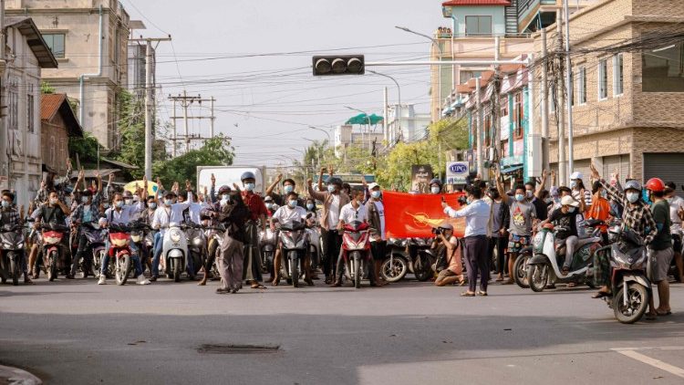 Một linh mục Myanmar bị quân đội bắt giữ và đã được tự do
