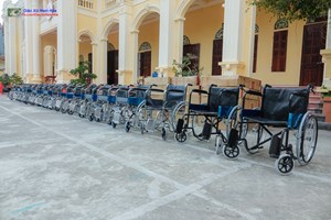 GP.Bùi Chu - Nam hoà trao tặng 17 chiếc xe lăn