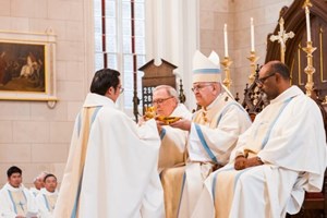 GP.Vinh - Thánh lễ truyền chức Linh mục cho hai thầy Phó tế Giuse Nguyễn Minh Quân và Phaolô Phạm Đình Lợi tại Kentucky, Hoa Kỳ