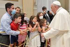 ĐTC Phanxicô nói với các phó tế vĩnh viễn: đừng là linh muc nửa vời hay giúp lễ hạng sang, nhưng là tôi tớ khiêm nhường