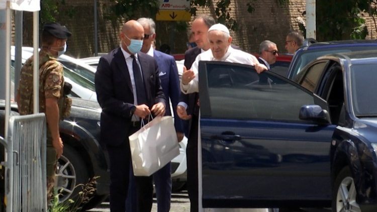 ĐTC xuất viện trở về Vatican