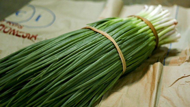 Năm bó hành của bà góa nghèo
