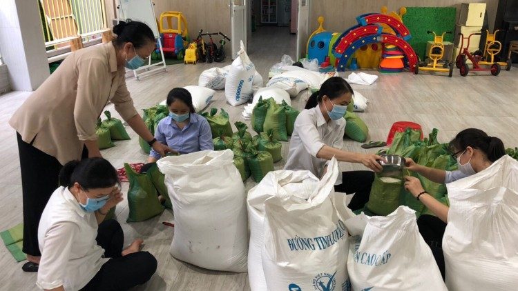 Hai chiến trường của một cuộc chiến covid