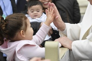 Những lời cầu chúc sức khỏe và sớm bình phục từ khắp thế giới gửi đến ĐTC Phanxicô
