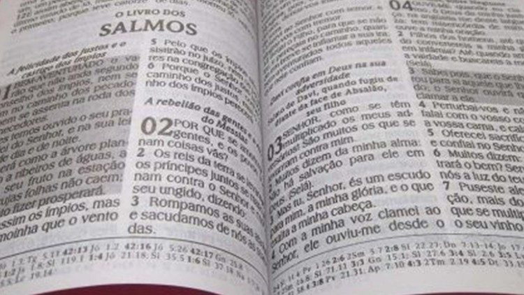 Giáo hội Công giáo Colombia tặng Kinh Thánh cho cảnh sát