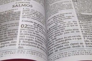 Giáo hội Công giáo Colombia tặng Kinh Thánh cho cảnh sát