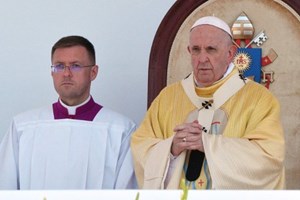 ĐTC đọc kinh Truyền Tin với các tín hữu tại Budapest