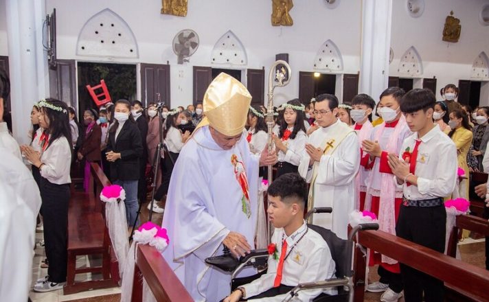 GP.Vinh - Giáo xứ Bố Sơn: 75 em lãnh nhận Bí tích Thêm sức