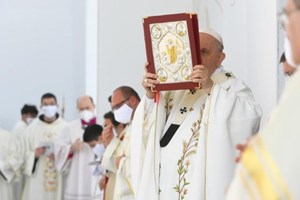 Lần đầu tiên ĐTC chính thức trao thừa tác vụ đọc sách và giúp lễ cho nữ giới